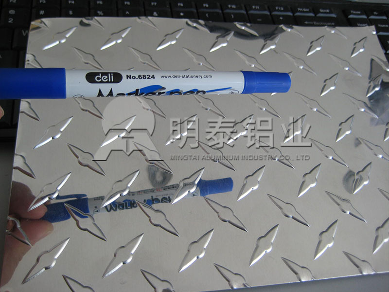 3003-H22花紋鋁板_工具箱用指針型花紋鋁板多少錢一噸？
